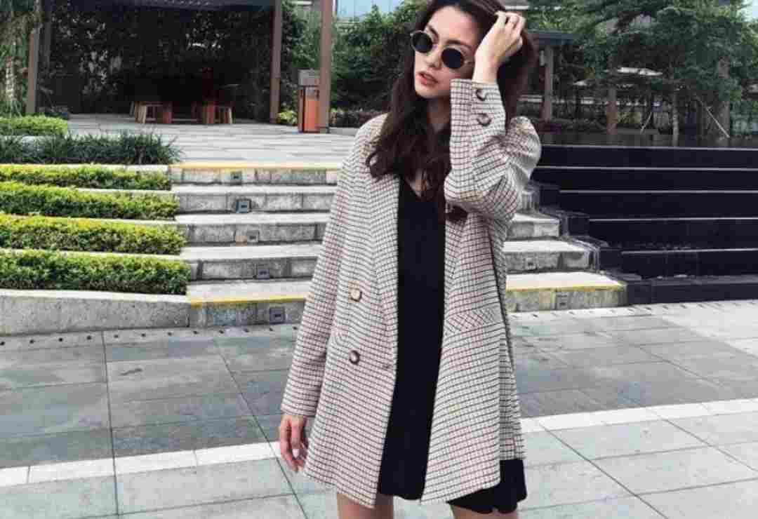 Blazer kết hợp với váy liền thân dáng xòe ngắn